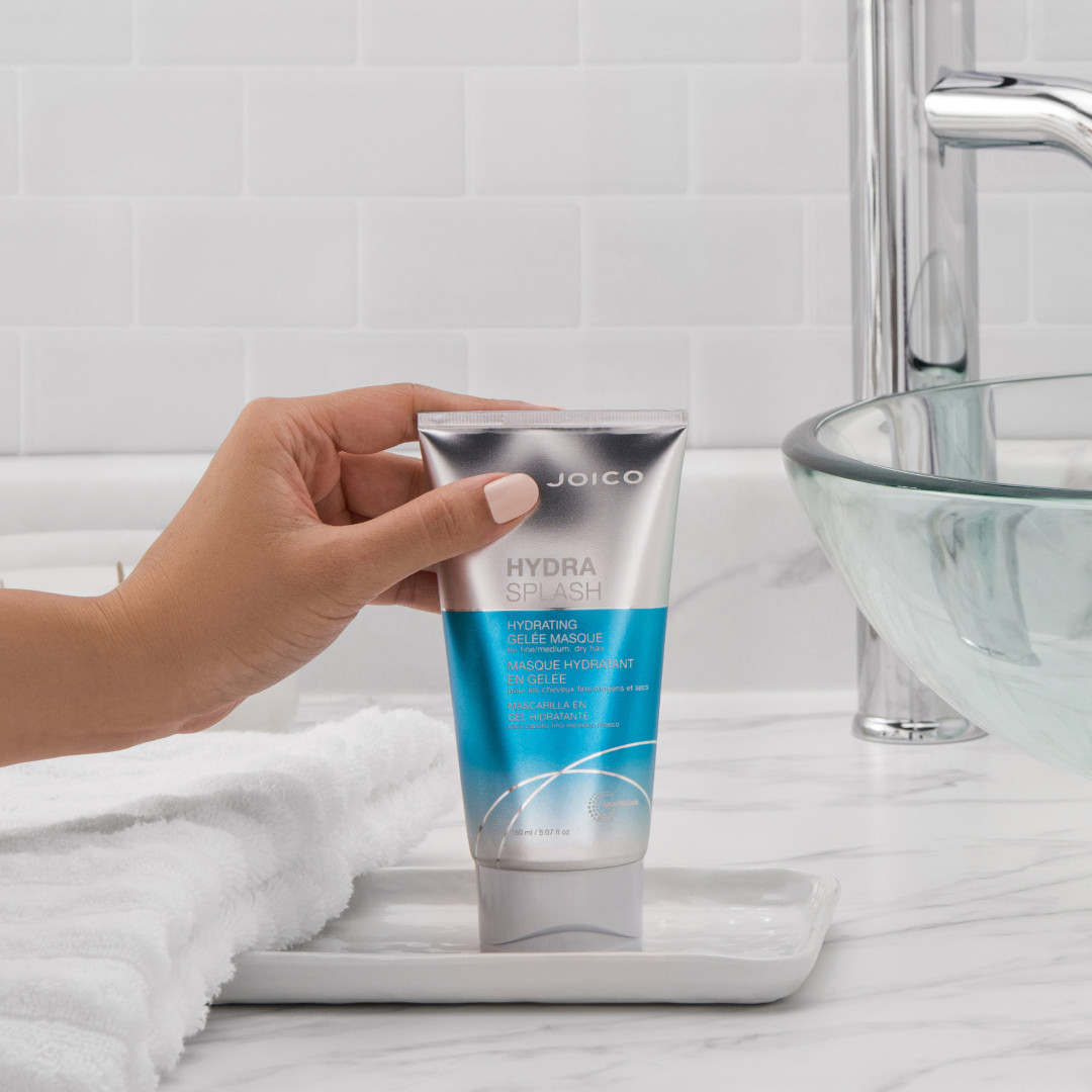 hydrasplash masque on tray with hand holding corner